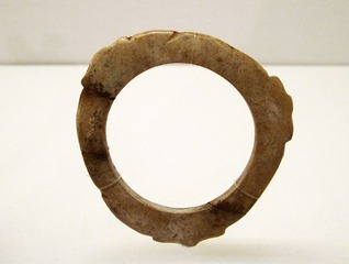环形饰，新石器时代，龙山文化，山东五莲丹土出土。国家博物馆中国古代玉器艺术展。