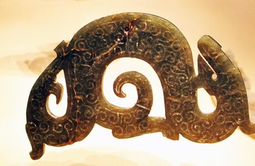 龙形佩，战国中期，1957年河南信阳长台关一号墓出土，国家博物馆中国古代玉器艺术展。