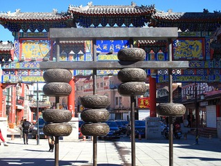 内蒙古呼伦贝尔市古城，残缺的算盘雕塑。