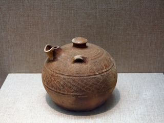 酱黄釉划花陶温壶，东汉，佛山澜石出土，广东省博物馆古代文物。