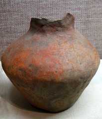 陶壶，青铜时代，梅里斯三八村东土岗墓葬出土，黑龙江省齐齐哈尔市博物馆。