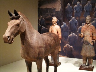 陶俑、陶马，秦，1974年陕西临潼秦兵马俑坑出土。中国国家博物馆文物。
