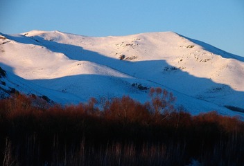 内蒙古呼伦贝尔冬季，雪山。