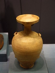 唐朝白釉穿带瓶，北京海淀区出土，北京首都博物馆藏。