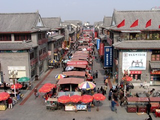 天津鼓楼商业街（北街），鼓楼北街又称“古董珠宝街”，历史上就以经营黄金珠宝著称，古典式建筑群，整个商业街全部为仿清建筑