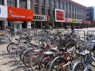 内蒙古，赤峰城市风光，商业街街口的自行车。