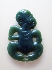 蒂·瓦里兰基家族的人形项饰，碧玉（软玉），约制于1600-1850年，中国国家博物馆（毛利碧玉：新西兰的传世之宝）展览。