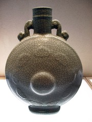 仿哥窑暗花云纹双耳扁壶，清代雍正年间，中国国家博物馆文物。