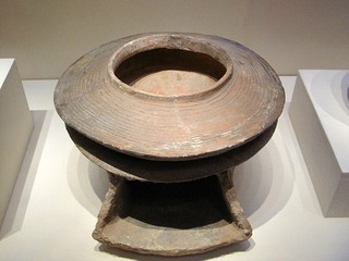 陶釜、陶灶，仰韶文化（约公元前5000年-前3000年），1956年陕西华县庙底沟出土，中国国家博物馆文物展。