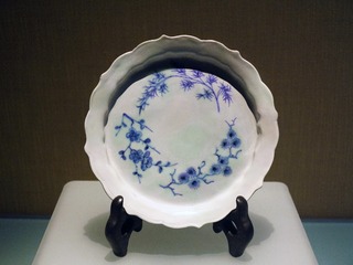 景德镇窑青花松竹梅葵口盘，北京西城后英房出土，北京首都博物馆文物展。