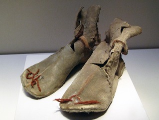 牛皮靴，西汉，1934年新疆罗布泊楼兰遗址出土，中国国家博物馆文物。