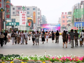 内蒙古，包头市，包头商业步行街，熙熙攘攘的消费者。