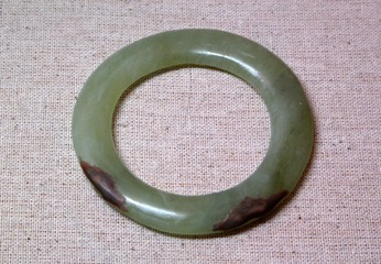 玉环，新石器时代，依安桥南遗址出土，黑龙江省齐齐哈尔市博物馆。