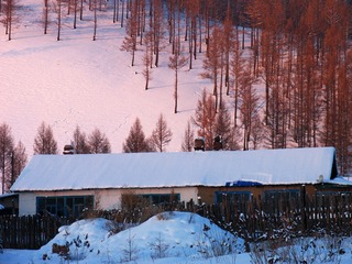 内蒙古呼伦贝尔北部，冬季的村庄雪景，山林人家。003 - 