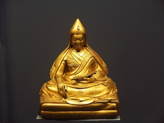 西藏政教领袖五世达赖喇嘛铜像，北京首都博物馆文物展。