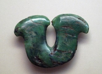 鱼钩形吊坠，碧玉，伊纳喀品种，约制于1700-1850年，中国国家博物馆（毛利碧玉：新西兰的传世之宝）展览。