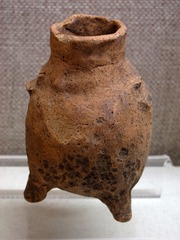 三足陶壶，青铜时代，梅里斯三八村东土岗墓葬出土，黑龙江省齐齐哈尔市博物馆。