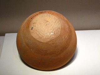 席纹陶钵，仰韶文化（约公元前5000年-前3000年），1955年陕西西安半坡出土，中国国家博物馆文物展。