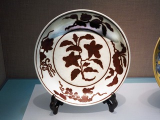 白釉酱彩花果纹盘，明朝宣德年间瓷器，北京首都博物馆文物展。