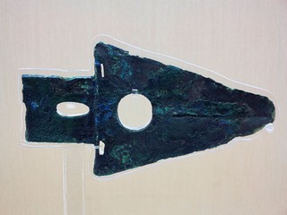 铜三角援戈，西周，山西翼城县大河口1号墓出土，首都博物馆文物展。