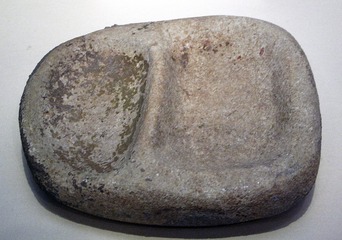 双格石研磨盘，仰韶文化（约公元前5000年-前3000年），1958年陕西宝鸡北首岭出土，中国国家博物馆文物展。