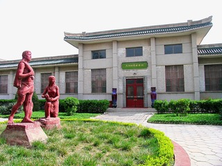 郑州市，大河村遗址陈列馆，位于郑州市北郊12公里大河村西南。