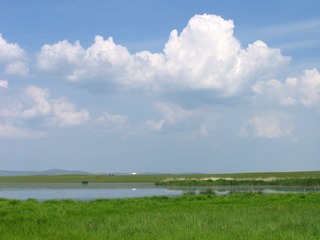 内蒙古呼伦贝尔草原，草原湖泊“七仙湖”。