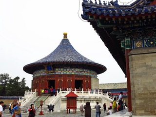 北京市天坛公园，皇穹宇。建于明嘉靖九年(1530年)。初为重檐圆形建筑,名“泰神殿”，是圜丘坛的正殿，用於平日供奉祀天。