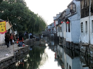 周庄，临河而建的青瓦白墙古典住宅