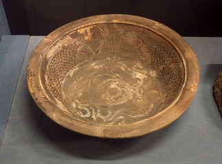 灰陶刻花鱼藻盆，后唐，丰台区洋桥赵德钧墓出土，首都博物馆文物展。