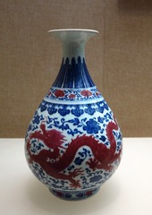 青花釉里红龙纹玉壶春瓶，清代乾隆年间，广东省博物馆古代文物。