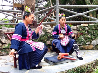 深圳市旅游区中国民俗文化村：侗族山寨身穿民族服装的侗族少女