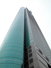 深圳市地王大厦－－高328米，是深圳最高楼宇与标志性建筑，也是深港交界的最高观光点之一。（2004年4月10日）