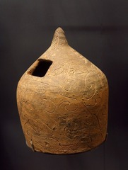 刻龙凤纹谷仓罐，东汉，怀柔区出土，首都博物馆文物展。