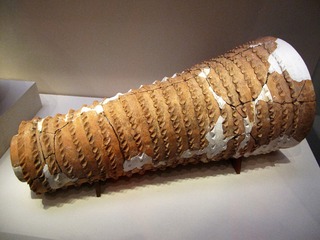 筒形陶器，屈家岭文化（约公元前3000年-前2500年），197年湖北天门邓家湾出土，中国国家博物馆文物展。