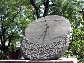 彛伦堂庭院里的日晷，又称“日规”，是我国古代利用日影测得时刻的一种计时仪器，北京孔庙和国子监博物馆。