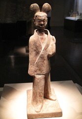 彩绘双丫髻陶女俑，西魏，1977年陕西汉中出土，中国国家博物馆文物。