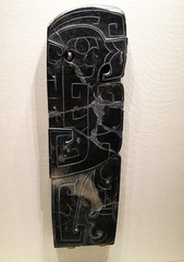 凤鸟纹石磬，商王武丁时期，1976年河南省安阳殷墟妇好墓出土，国家博物馆中国古代玉器艺术展。
