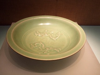 龙泉窑青釉凸龙纹盘，南宋，北京首都博物馆文物展。