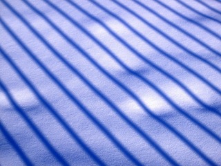 内蒙古呼伦贝尔北部雪野栅栏，光影，平行线，线条，纹理。004