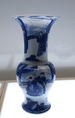 青花人物故事纹凤尾尊，清代，景德镇窑，2005年福建平潭碗礁1号沉船遗址出水，中国国家博物馆文物展。
