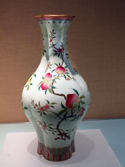 粉彩三果纹瓶，清朝乾隆年间瓷器，北京首都博物馆文物展。
