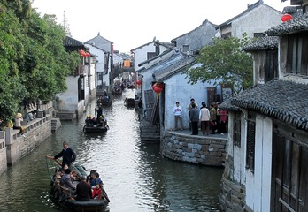 水乡周庄，南北市河中的小船，两岸的明清建筑组成了浓郁的水乡风气