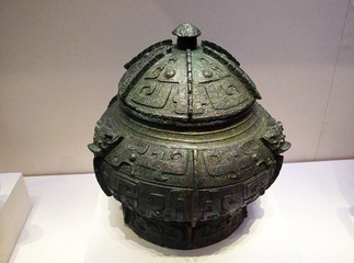 青铜瓿，商王武丁时期，1976年河南安阳殷墟妇好墓出土，中国国家博物馆文物展。