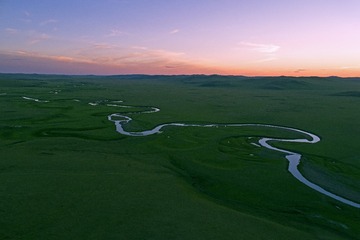内蒙古呼伦贝尔草原地理风光，牧场莫日根河河湾暮色风景。001
