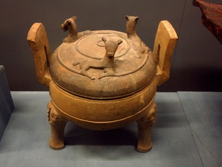 朱绘陶鼎，东周，北京昌平松园出土，首都博物馆文物展。