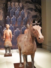陶俑、陶马，秦，1974年陕西临潼秦兵马俑坑出土，中国国家博物馆文物。