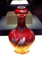 珊瑚红地珐琅彩花鸟纹瓶，清朝雍正年间瓷器，北京首都博物馆文物展。
