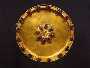 嵌宝石刻花金盏托，明代，首都博物馆“古都北京”文物展。
