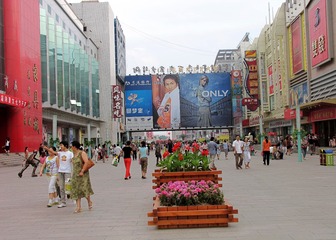 内蒙古，包头市，包头商业步行街，街景。